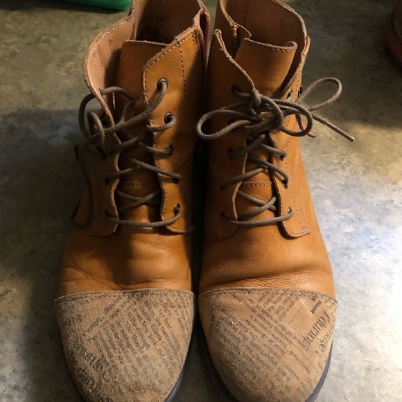 Tan leather boots with suede details - Picture 2 of 3
